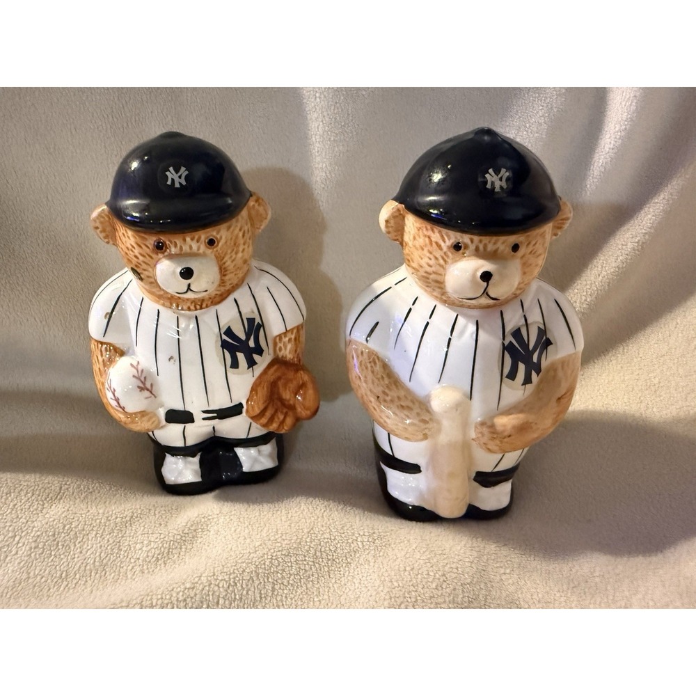 Vintage NY Yankees Bear Salt Pepper Shakers Set MLB Baseball 1998 Missing Stoppe
